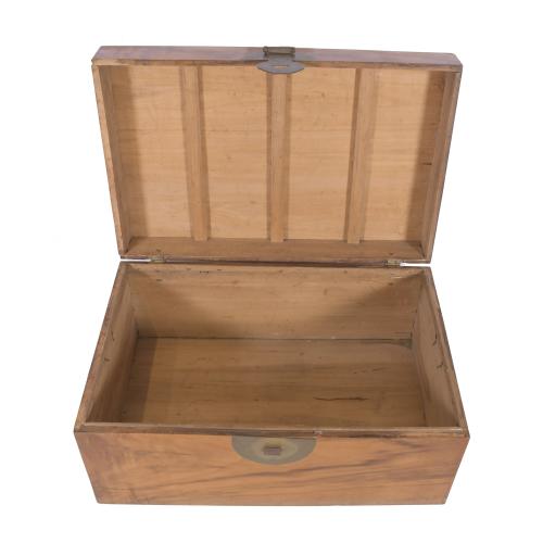 ORIENTAL TRUNK, 20TH CENTURY.