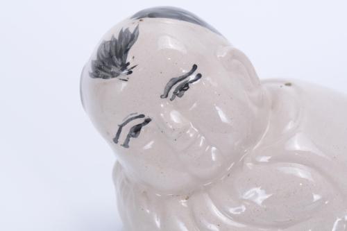 ESCUELA CHINA, SIGLO XX. Cojín en forma de niño buda. 