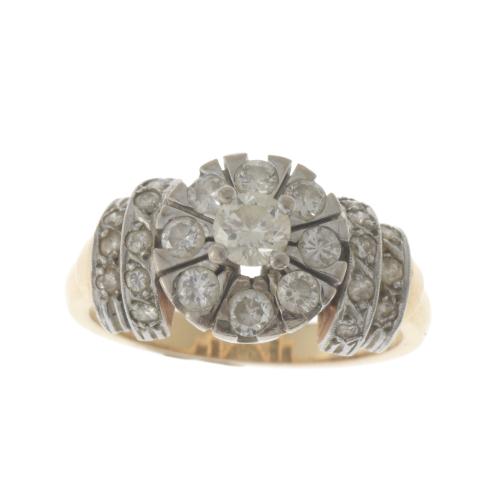 Anillo con rosetón de diamantes siguiendo modelos años 20.