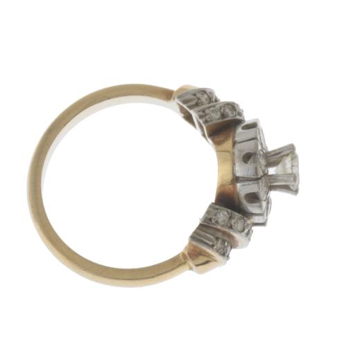Anillo con rosetón de diamantes siguiendo modelos años 20.