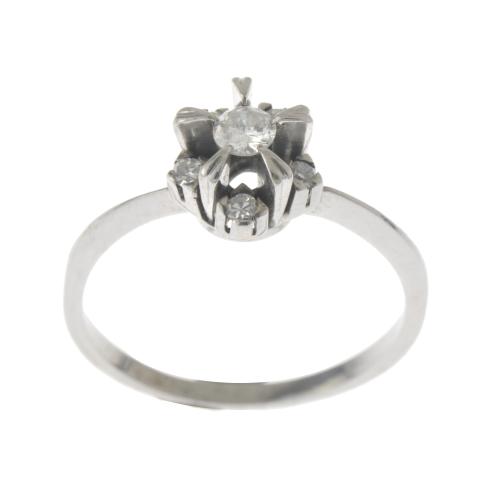 Anillo rosetón de diamantes.
