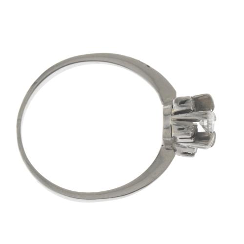 Anillo rosetón de diamantes.