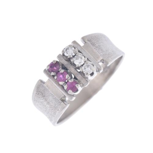 Anillo con diamantes y rubíes.