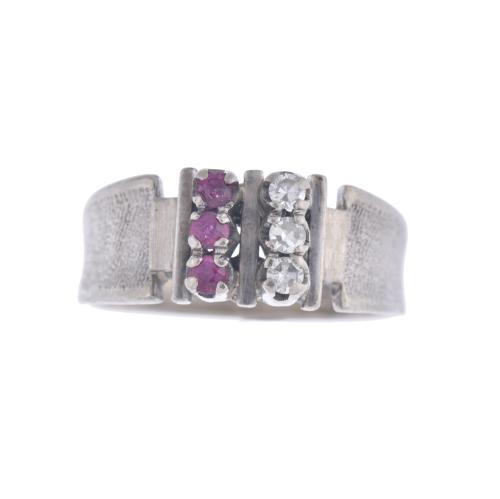 Anillo con diamantes y rubíes.