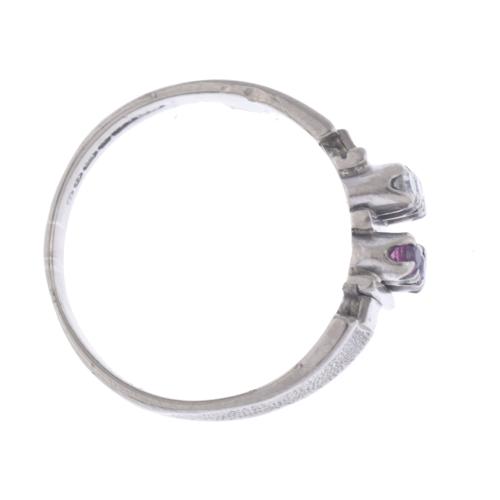 Anillo con diamantes y rubíes.