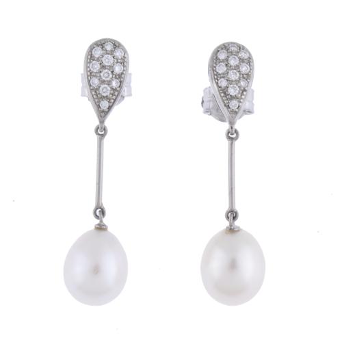 Pearls and diamonds long earrings.