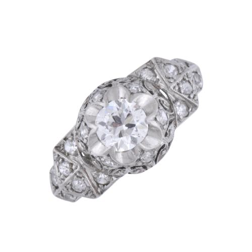 Anillo estilo art déco con diamantes.
