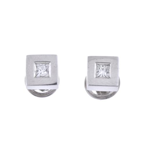 Diamonds earrings.