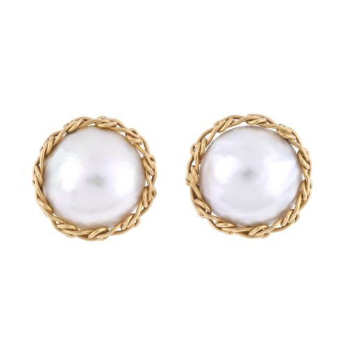 Earrings with mabé pearl.