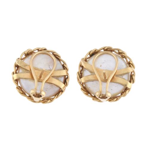 Earrings with mabé pearl.