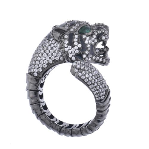 Anillo en forma de pantera.