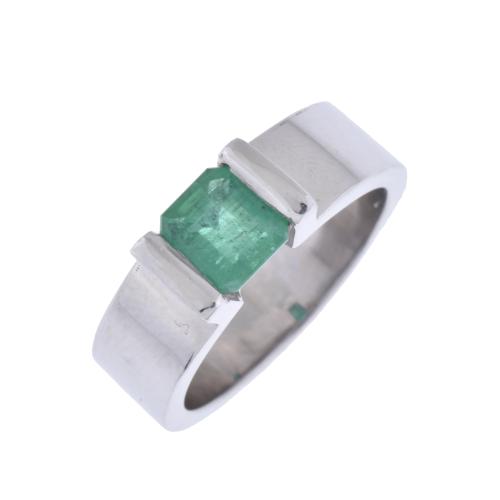 Solitaire ring with emerald.