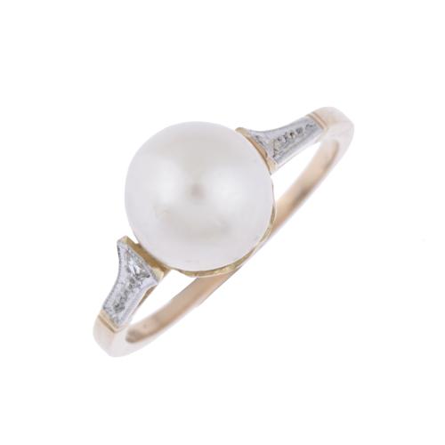 Art Déco ring with pearl.