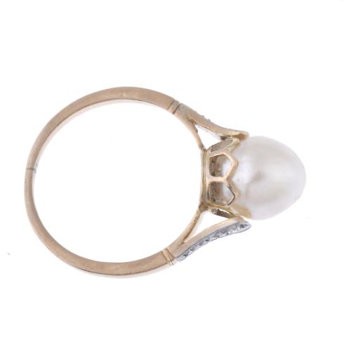 Art Déco ring with pearl.