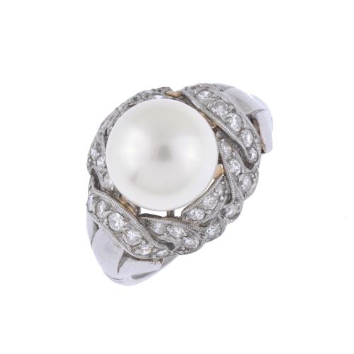 Ring with pearl and diamonds.