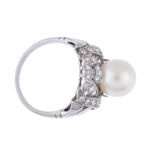 Ring with pearl and diamonds.