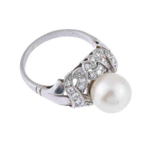 Ring with pearl and diamonds.