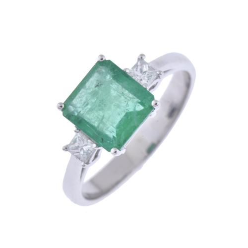 Ring with diamonds and emerald.