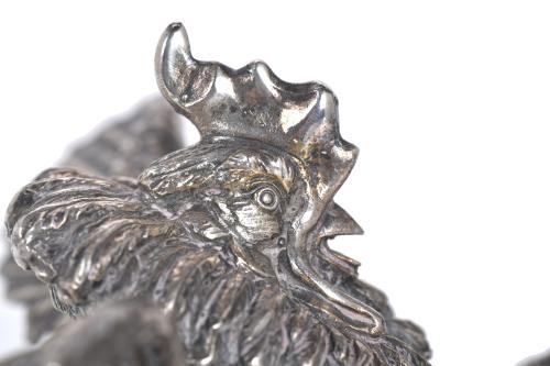 Gallo de pelea en plata, segunda mitad siglo XX.