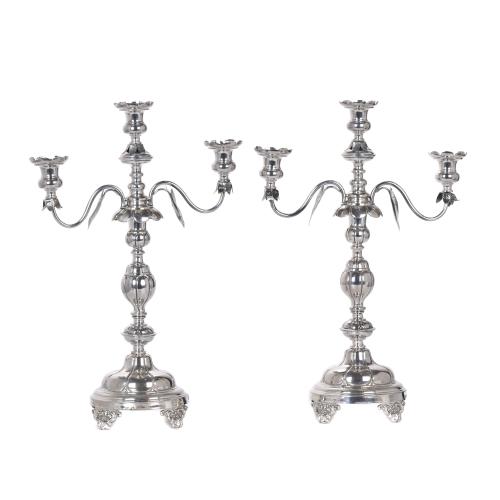 Pareja de candelabros estilo Isabelino, siglo XX. 