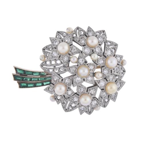 "Noucentista" brooch with diamonds, emeralds and pearls.