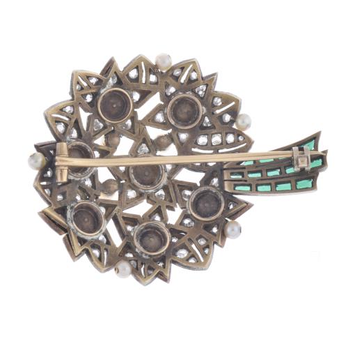Broche noucentista con diamantes esmeraldas y perlas.