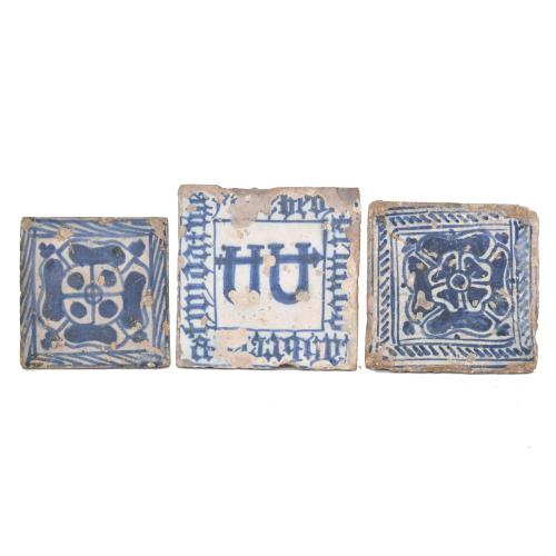 Lote de dos azulejos valencianos y un azulejo mudéjar, siglo XIV - XV. 