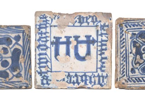 Lote de dos azulejos valencianos y un azulejo mudéjar, sigl