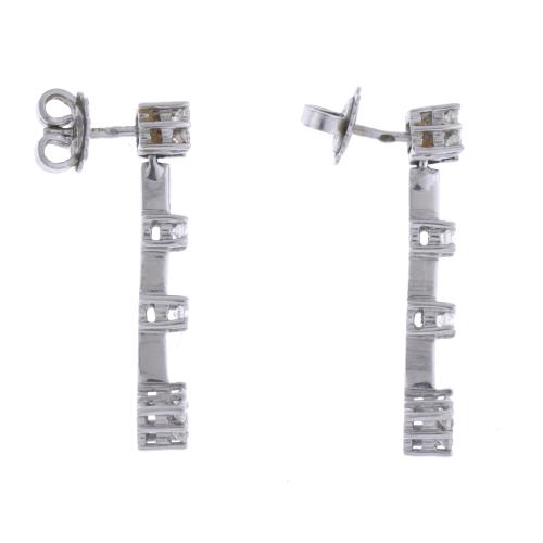Pendientes largos con diamantes.