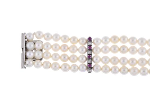J. ROCA. Pulsera de cuatro hilos de perlas rubíes y diamant