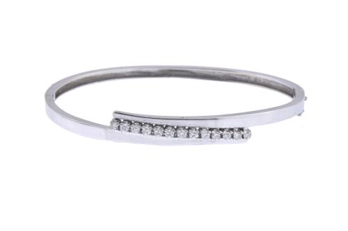 Brazalete de media caña con diamantes.