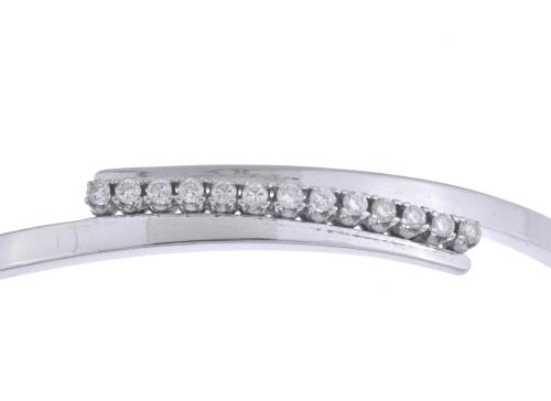 Brazalete de media caña con diamantes.