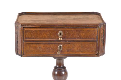 Mesa auxiliar de estilo Victoriano, siglo XX. 