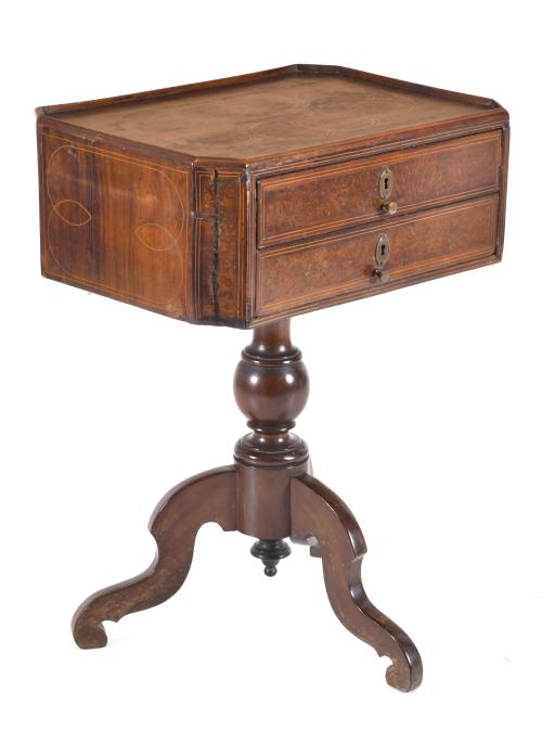 Mesa auxiliar de estilo Victoriano, siglo XX. 
