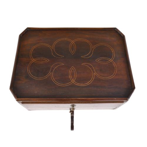 Mesa auxiliar de estilo Victoriano, siglo XX. 