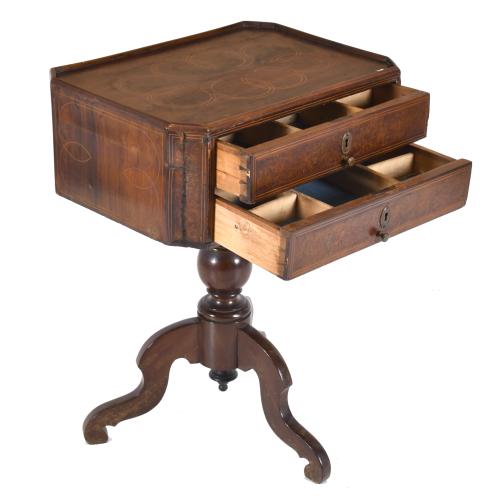 Mesa auxiliar de estilo Victoriano, siglo XX. 
