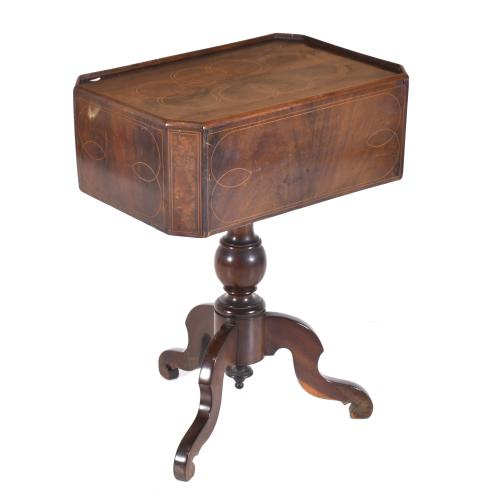 Mesa auxiliar de estilo Victoriano, siglo XX. 