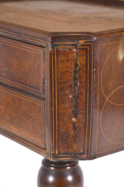 Mesa auxiliar de estilo Victoriano, siglo XX. 