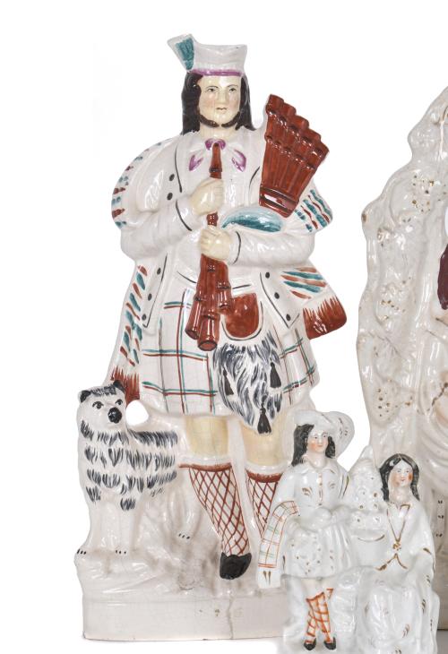 Lote de seis figuras en cerámica inglesa Staffordshire, sig