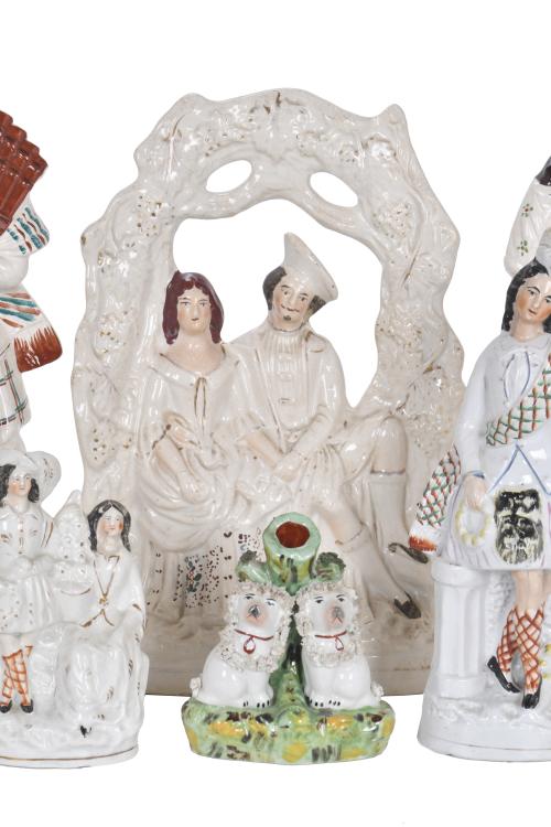 Lote de seis figuras en cerámica inglesa Staffordshire, sig