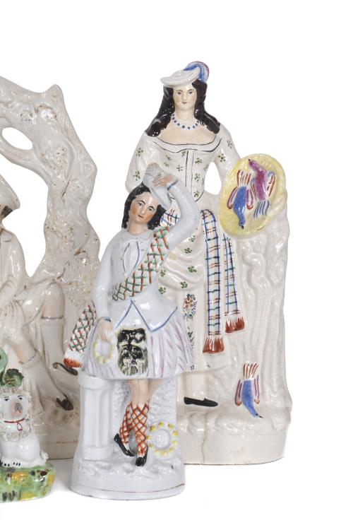 Lote de seis figuras en cerámica inglesa Staffordshire, sig