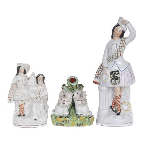Lote de seis figuras en cerámica inglesa Staffordshire, sig