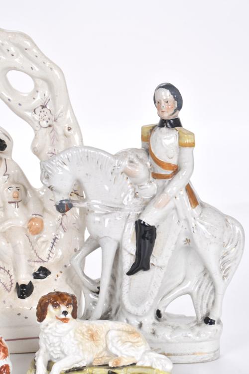 Lote de seis figuras en cerámica inglesa Staffordshire, sig