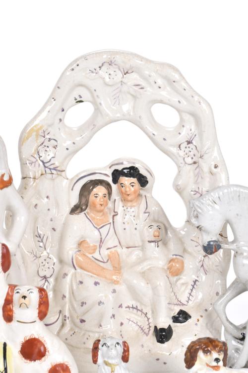 Lote de seis figuras en cerámica inglesa Staffordshire, sig