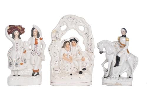 Lote de seis figuras en cerámica inglesa Staffordshire, sig