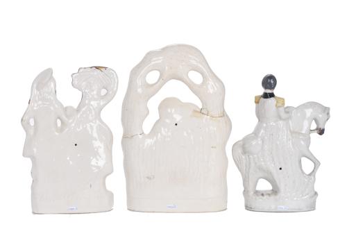 Lote de seis figuras en cerámica inglesa Staffordshire, sig