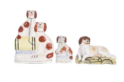 Lote de seis figuras en cerámica inglesa Staffordshire, sig