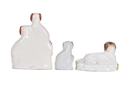 Lote de seis figuras en cerámica inglesa Staffordshire, sig