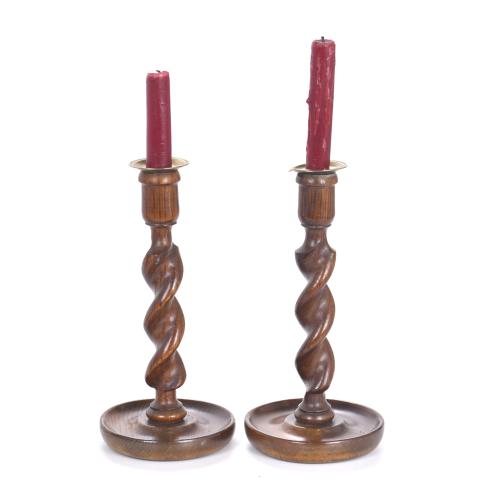 Pareja de candeleros ingleses, fin. siglo XIX. 