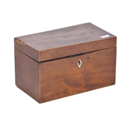 Lote de cuatro cajas tabaqueras y de té inglesas, siglos XI